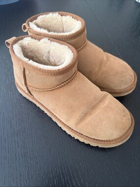 Kids Cozy Shearling-Lined Tan Suede UGG Slippers/Boots